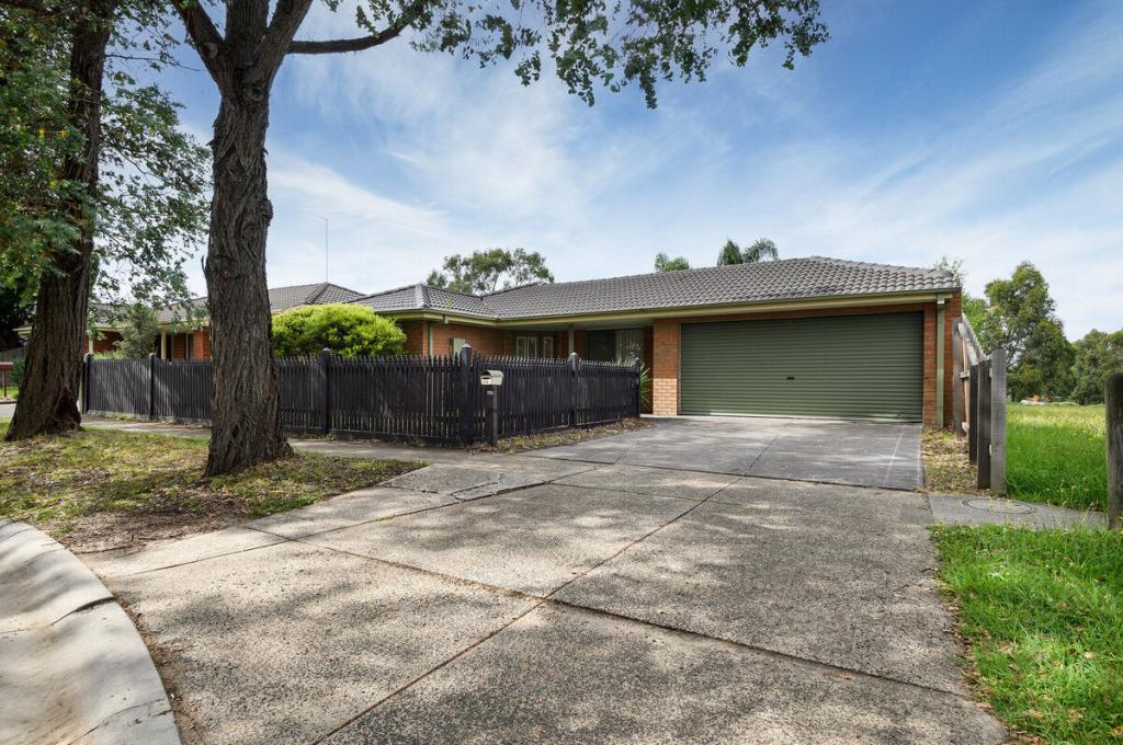 16 JAMIE CT, PAKENHAM, VIC 3810
