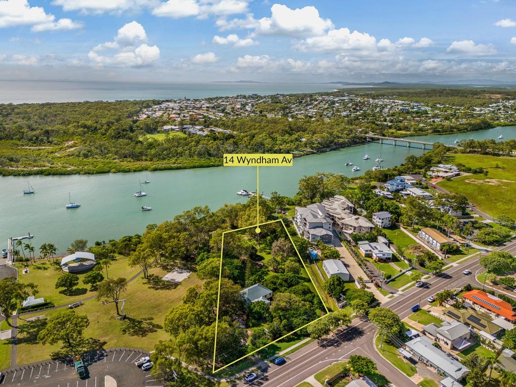 14 WYNDHAM AVE, BOYNE ISLAND, QLD 4680