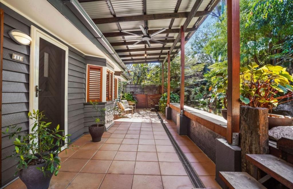 11 Burnham Rd, Bardon, QLD 4065