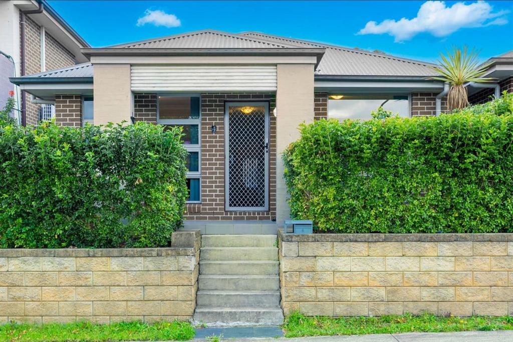 4 Lyora St, Glenmore Park, NSW 2745