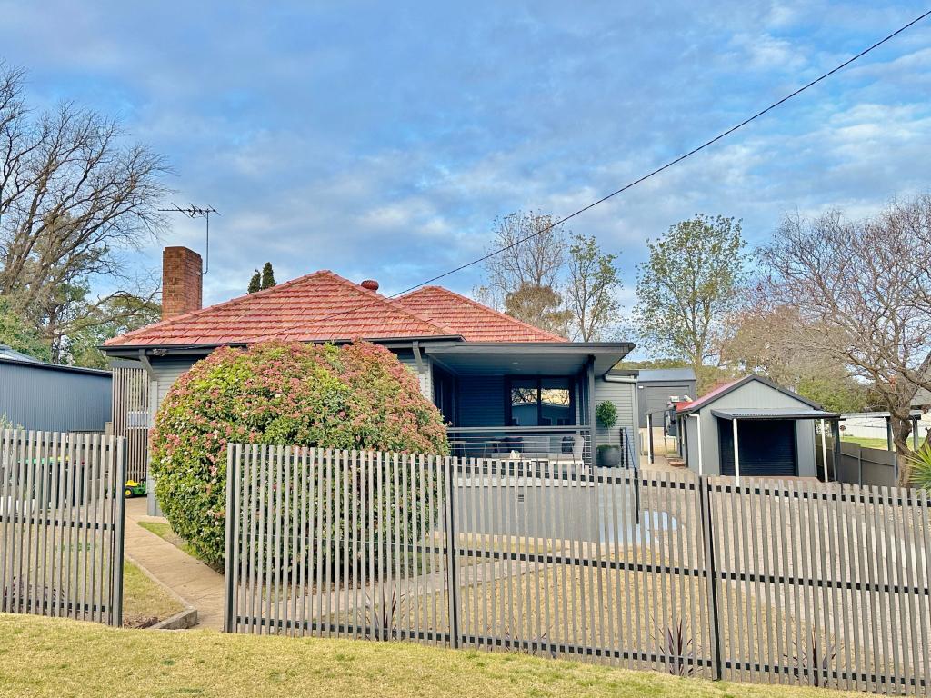 10 Russell St, Young, NSW 2594