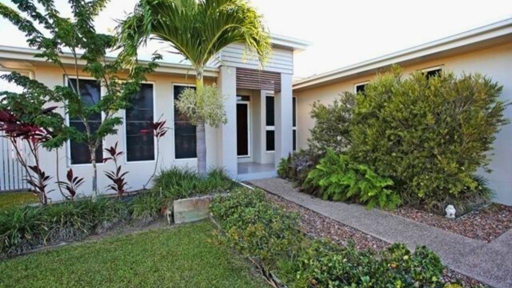 17 Hillock Cres, Bushland Beach, QLD 4818