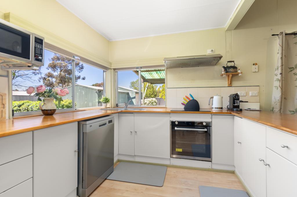 50 Young St, Oaklands, NSW 2646