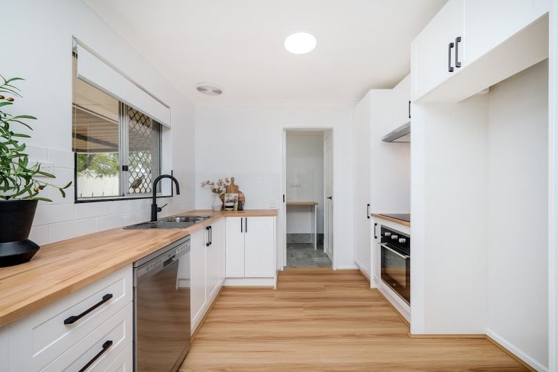 8 Wattle Cl, Kelmscott, WA 6111