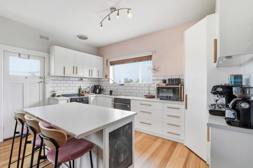 26 Lowanna Rd, Lindisfarne, TAS 7015