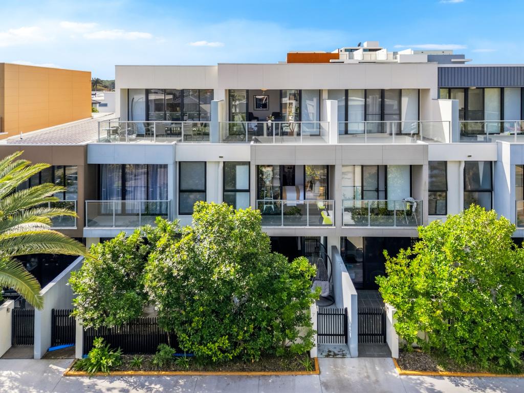 5107 Point Dr, Hope Island, QLD 4212