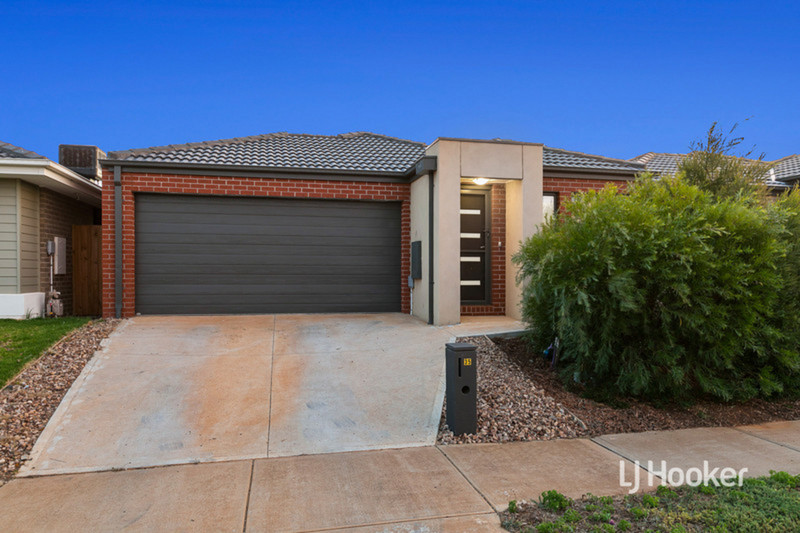 35 Toolern Waters Dr, Weir Views, VIC 3338