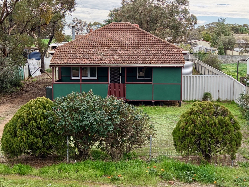 69 Avon St, Quairading, WA 6383