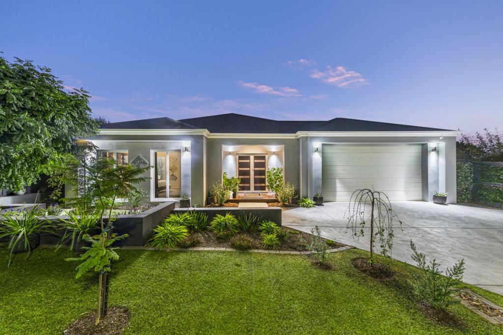 19 Pioneers Cres, Pakenham, VIC 3810