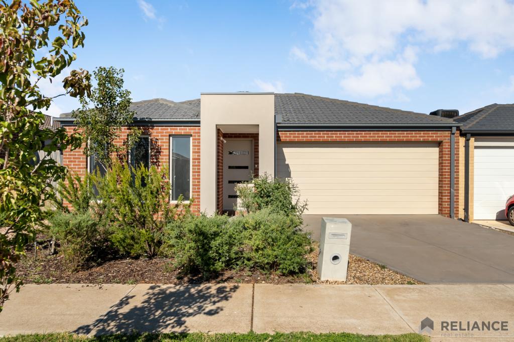 67 Toolern Waters Dr, Weir Views, VIC 3338