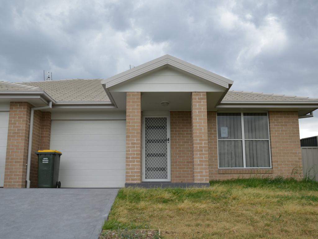 2/11 Pioneer Rd, Hunterview, NSW 2330