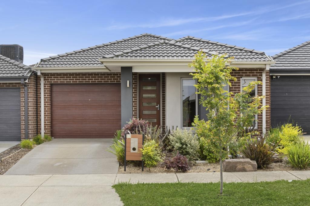 11 Walhallow Dr, Clyde North, VIC 3978