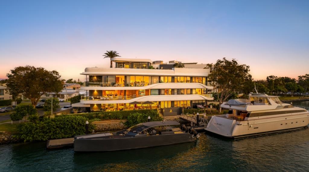 2/2 Paradise Pde, Paradise Point, QLD 4216