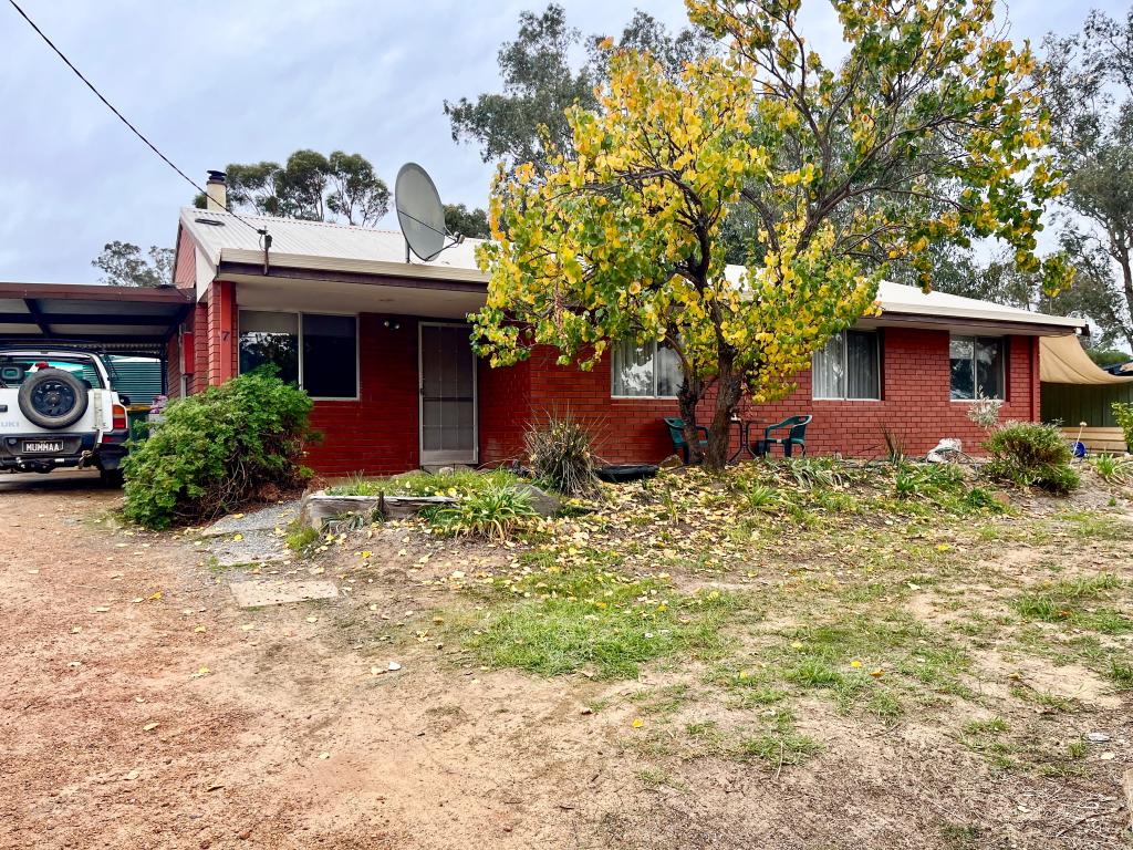 7 Gnowing St, Wandering, WA 6308