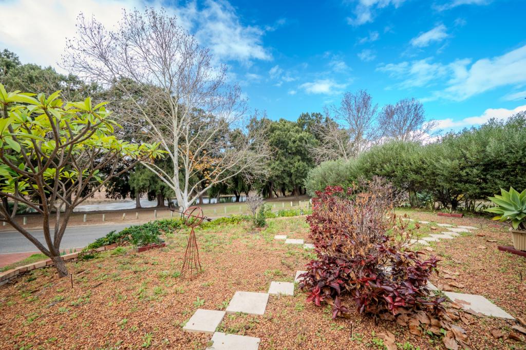 16 Stradbroke Gdns, Ridgewood, WA 6030