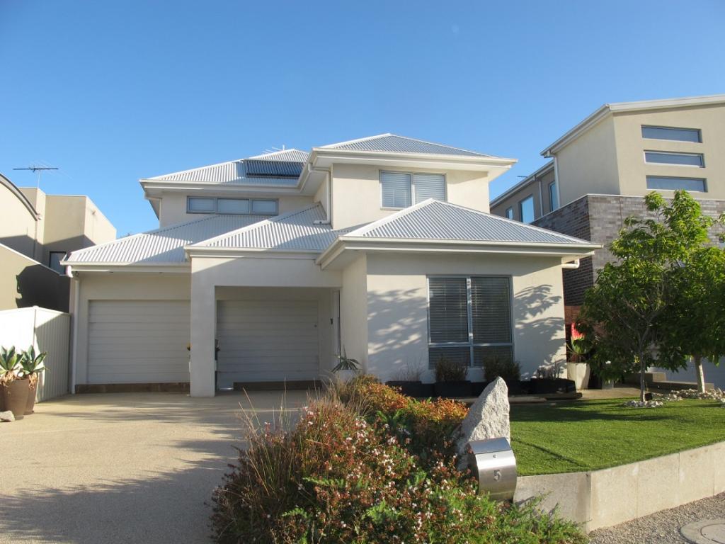 5 Lake Logan Way, Caroline Springs, VIC 3023