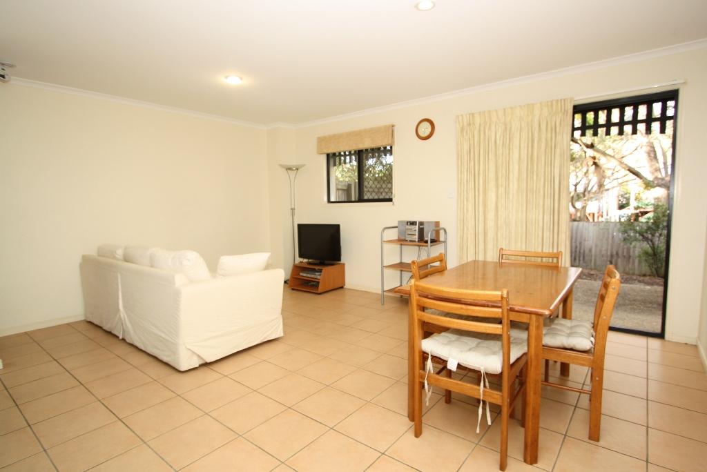 27 Aberleigh Rd, Herston, QLD 4006