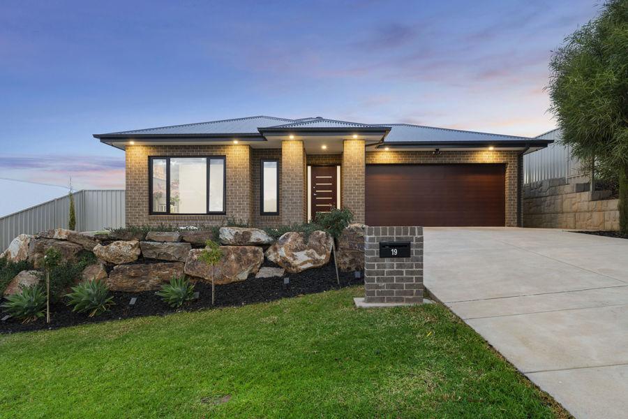 19 Bennelong Cres, Lloyd, NSW 2650