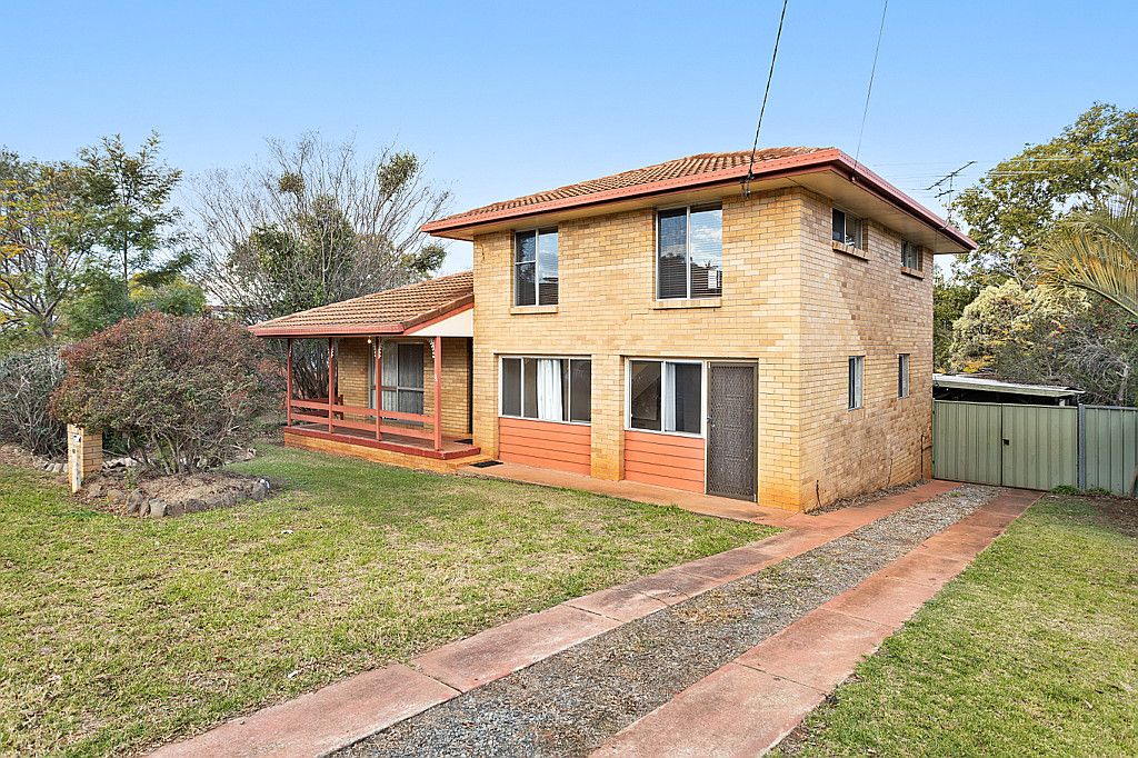 34 Mott Cres, Rockville, QLD 4350