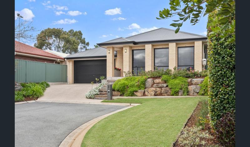 2 Stuart Ct, Hallett Cove, SA 5158
