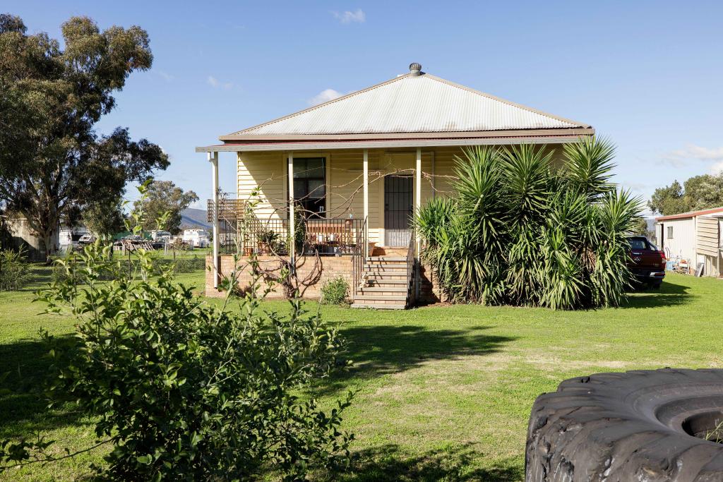 2-4 Breeza St, Carroll, NSW 2340