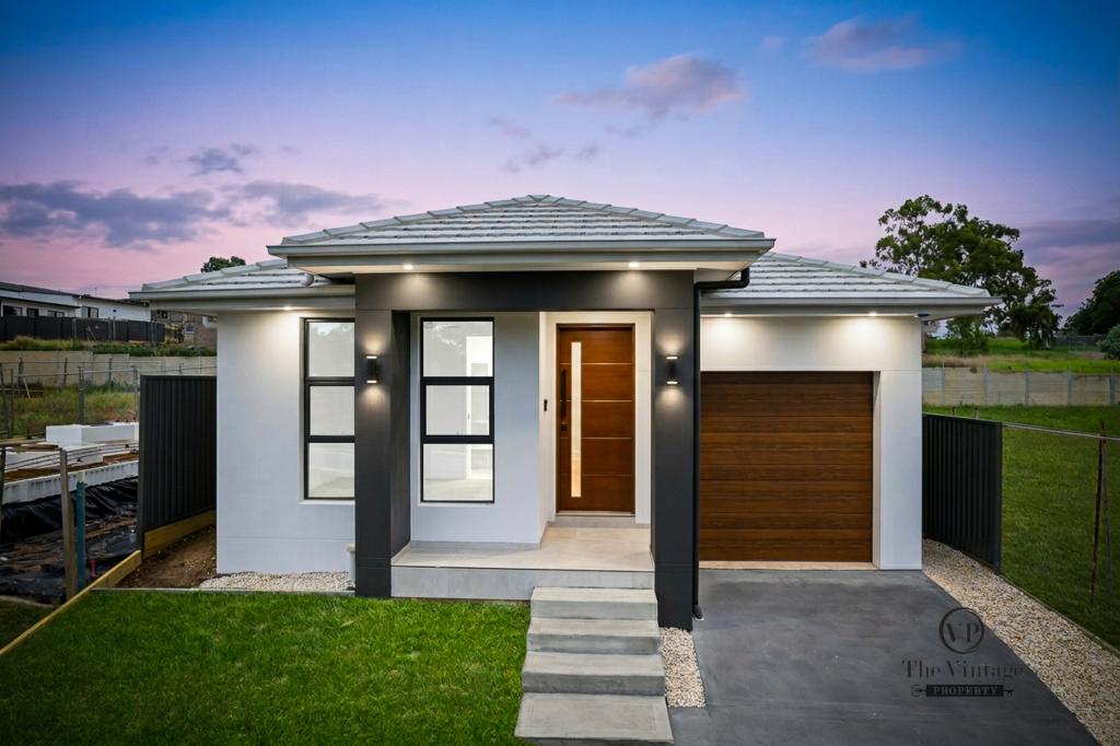 30 Bryant Ave, Claymore, NSW 2559