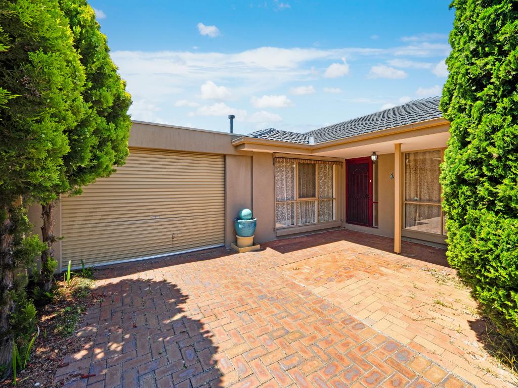 8 Fosters Ct, Cranbourne North, VIC 3977