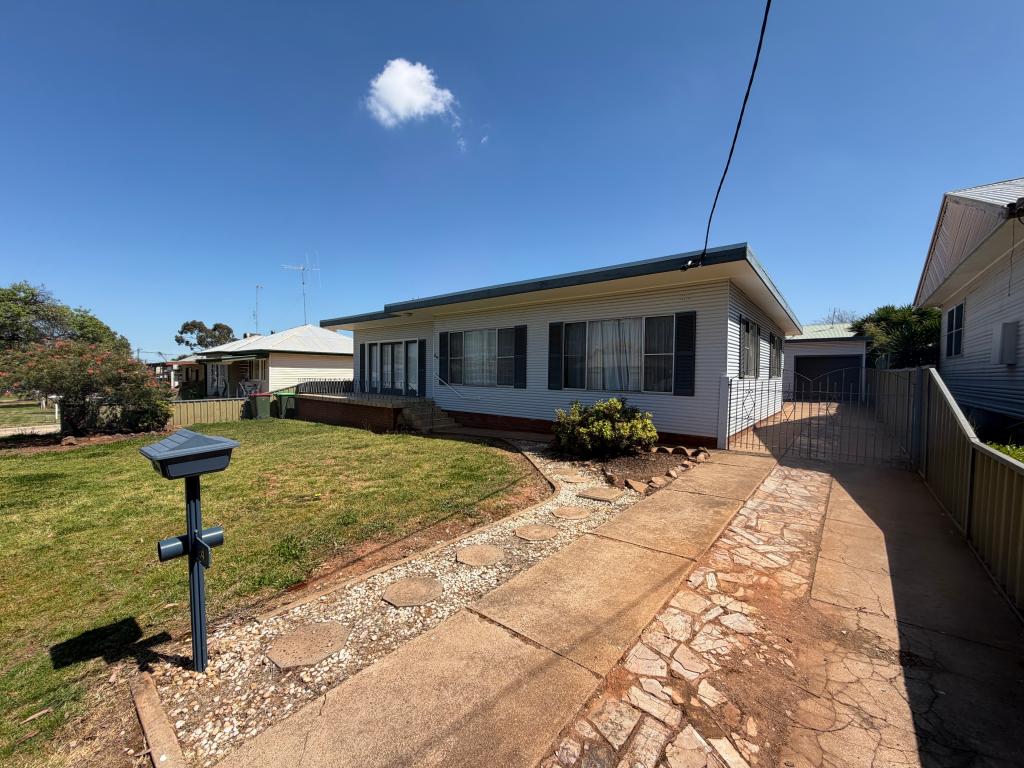 24 Thornbury St, Parkes, NSW 2870