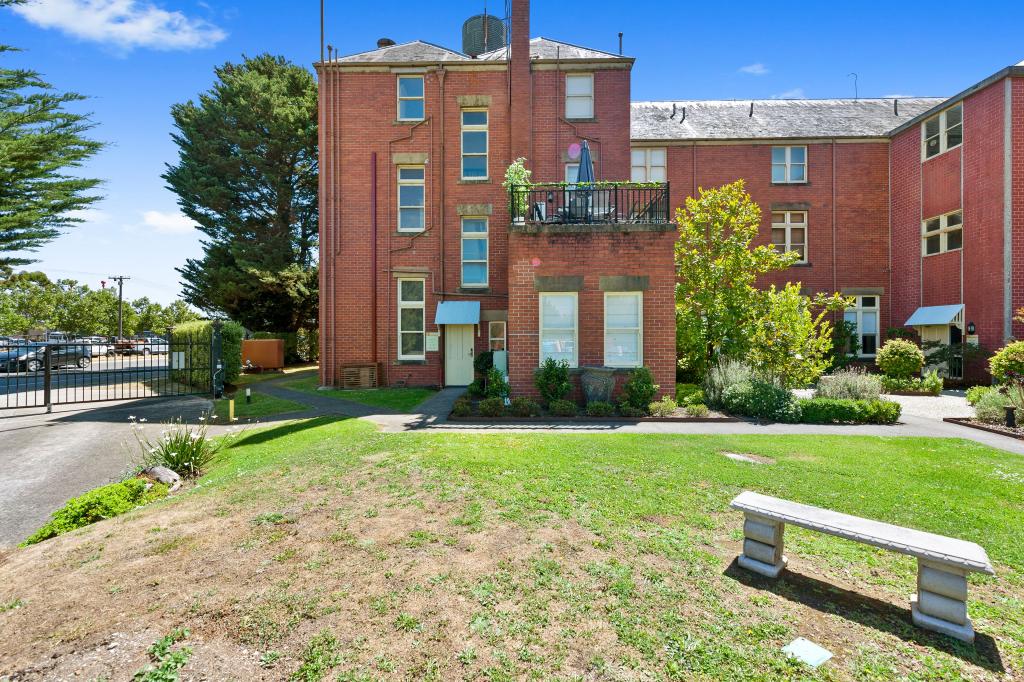 2a/300 Gillies St N, Wendouree, VIC 3355