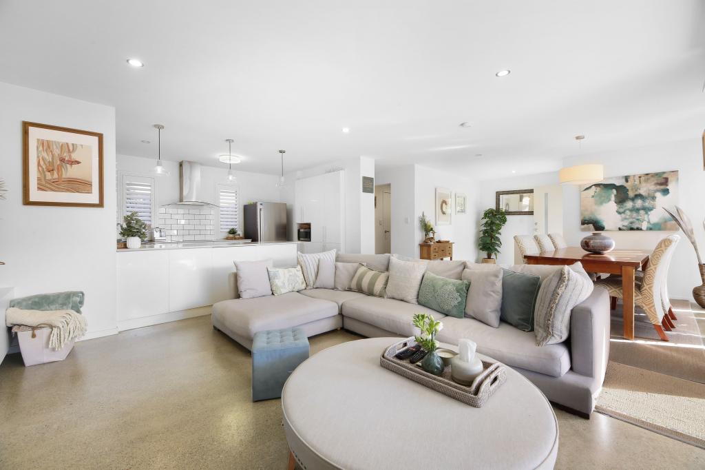 4 CONBEE ST, BENOWA, QLD 4217