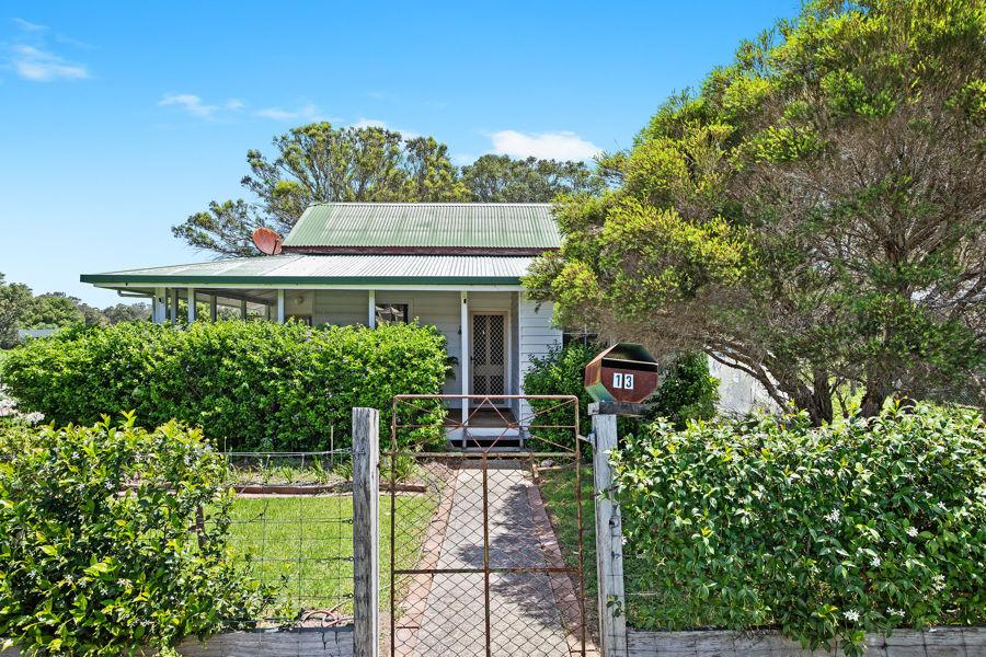 13 DEVONCOURT RD, CROWS NEST, QLD 4355