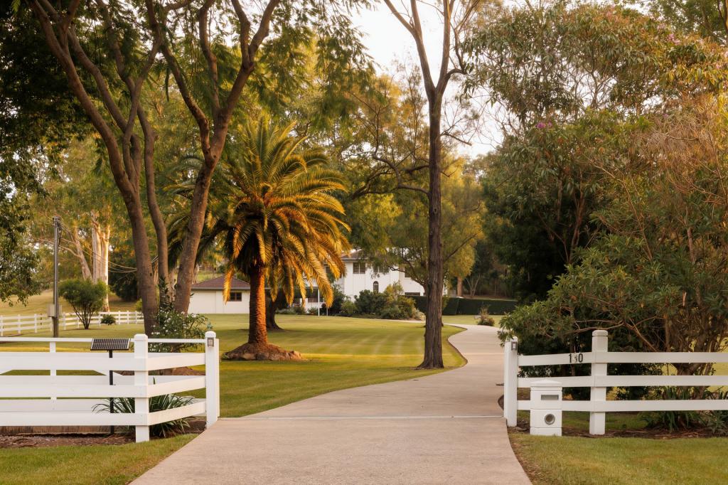 130 Savages Rd, Brookfield, QLD 4069