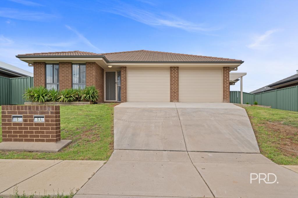 5 & 5a Hazelwood Dr, Forest Hill, NSW 2651