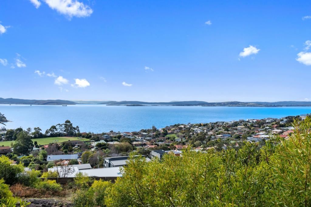 22 BLUEBUSH CRES, BLACKMANS BAY, TAS 7052