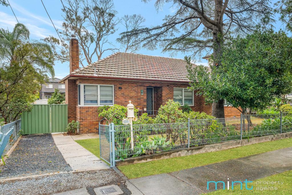 32 Macquarie St, Greenacre, NSW 2190