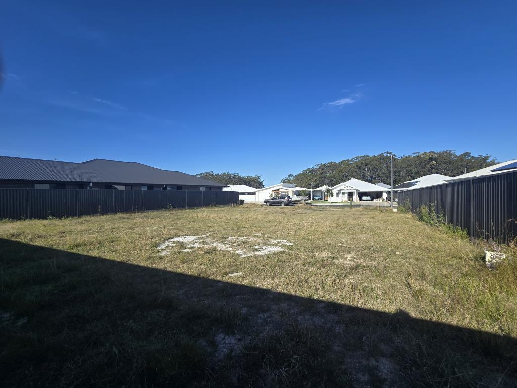 7 GROUPER CRES, MOONEE BEACH, NSW 2450