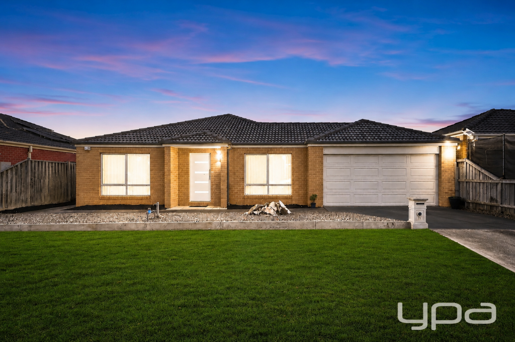 17 EAST CORNHILL DR, POINT COOK, VIC 3030