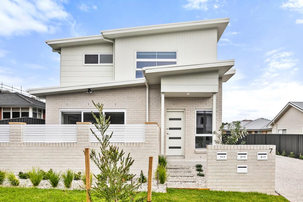 1/7 HOPETOUN ST, OAK FLATS, NSW 2529