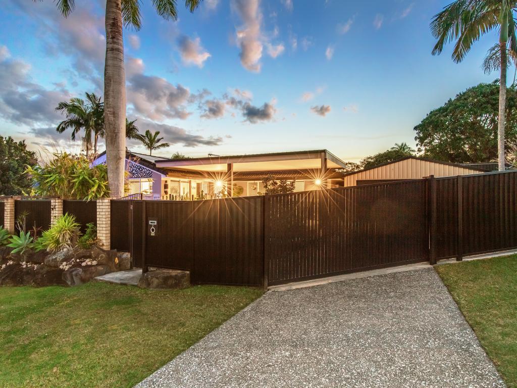 2 Leafy Cl, Burleigh Waters, QLD 4220