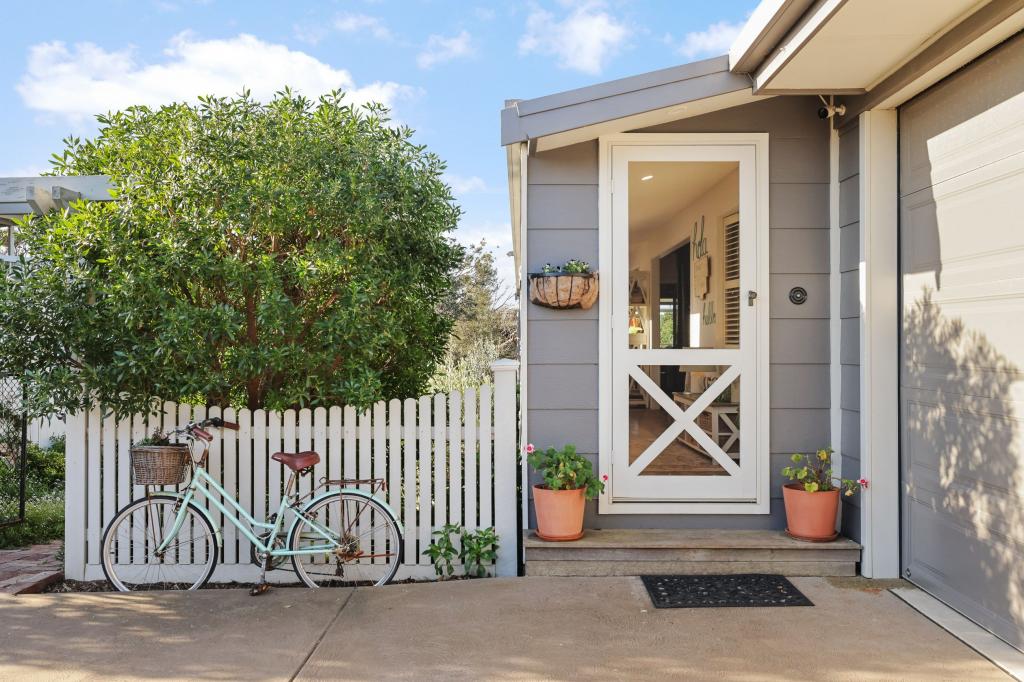 18 Bayview Ave, Surf Beach, VIC 3922