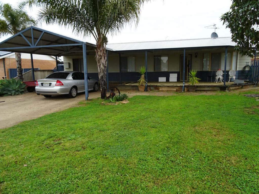 8 Haines St, Merredin, WA 6415