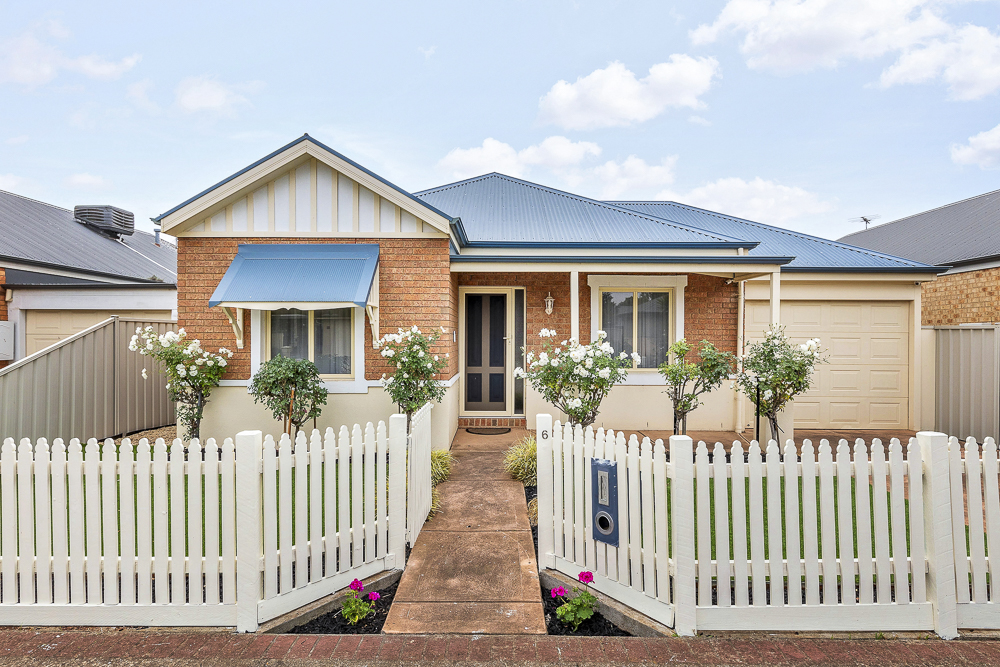 6 Lyme Park Cir, Caroline Springs, VIC 3023