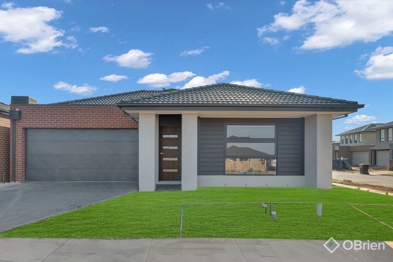 15 Azalea Way, Rockbank, VIC 3335