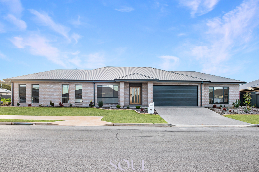 61 GILLMARTIN DR, GRIFFITH, NSW 2680