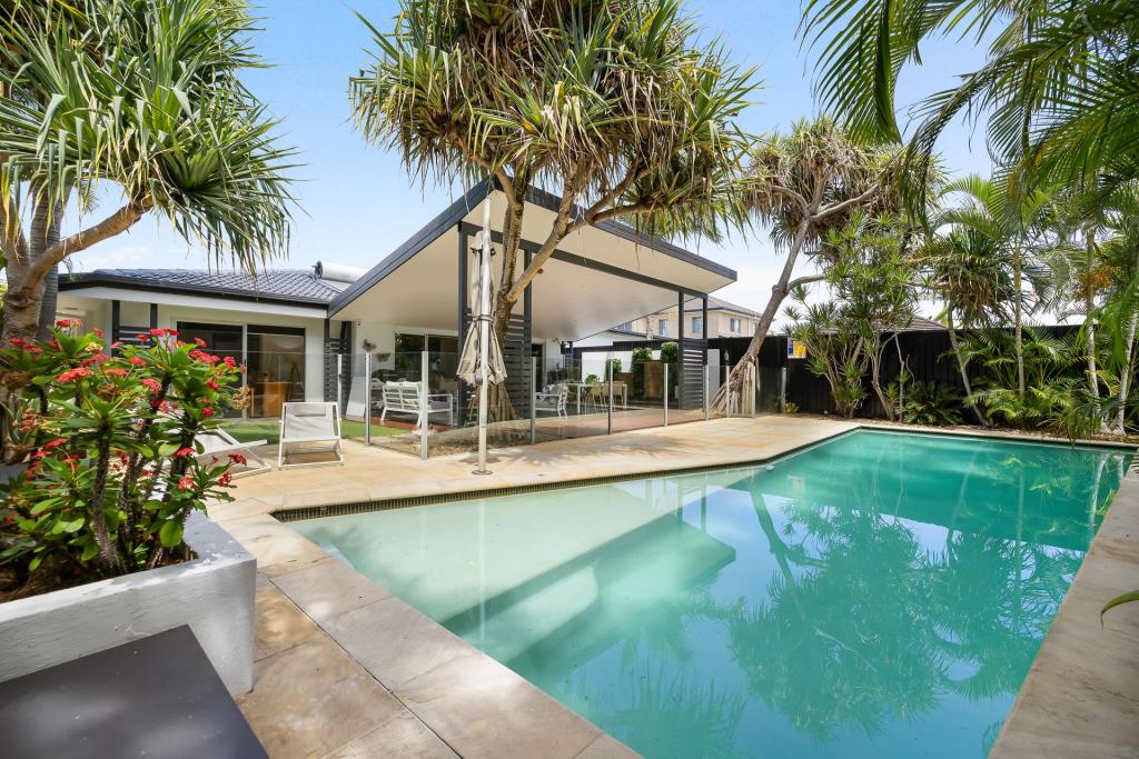 83 Amalfi Dr, Isle Of Capri, QLD 4217