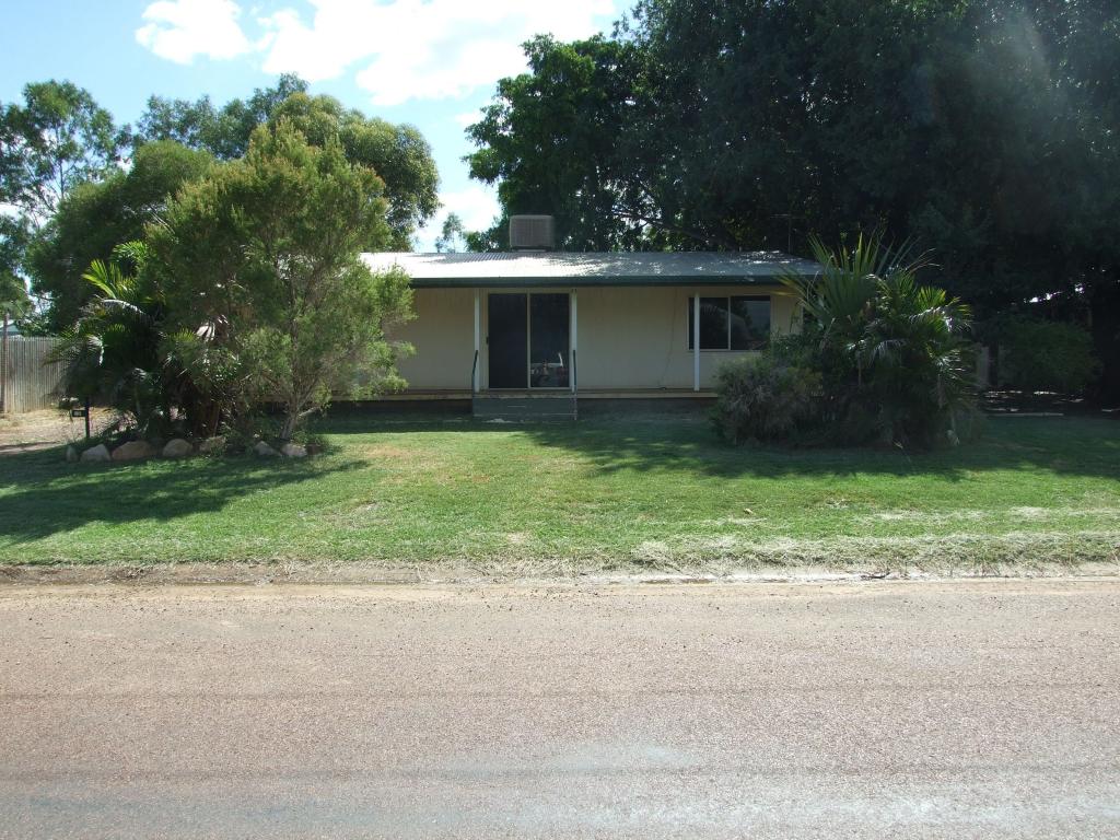 30 CLEMATIS ST, BLACKALL, QLD 4472