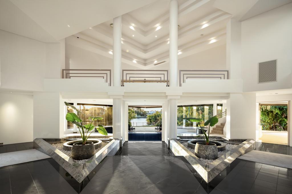 299a Monaco St, Broadbeach Waters, QLD 4218