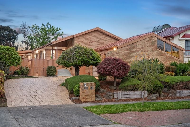 27 Lakewood Dr, Knoxfield, VIC 3180