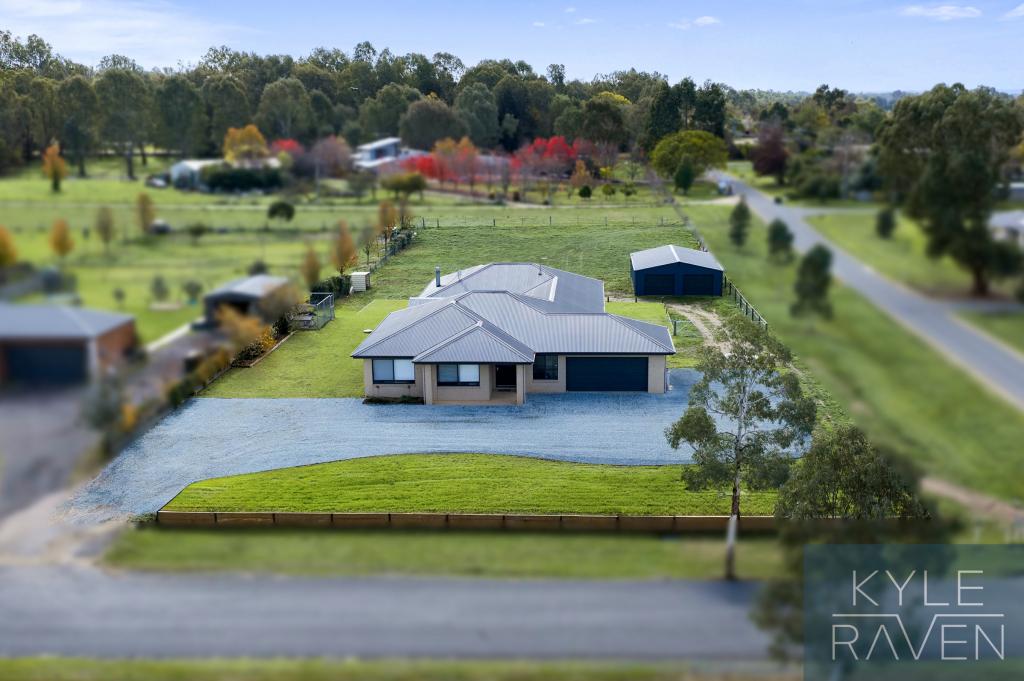 4 Lang Pl, Oxley, VIC 3678