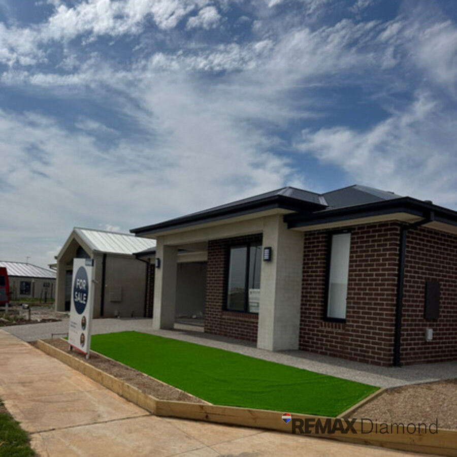 205 WHITECROSS DR, THORNHILL PARK, VIC 3335